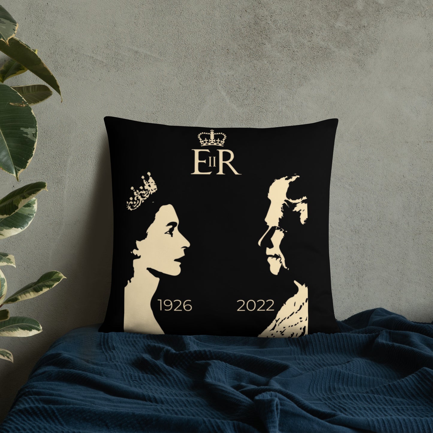 RIP QUEEN EIIR B Basic Pillow